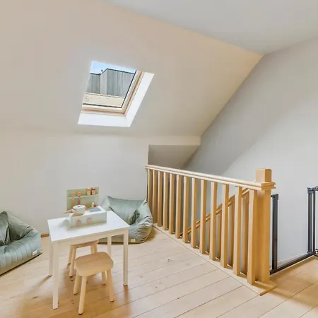 Familievilla Bij Met Prive Tuin & Parking